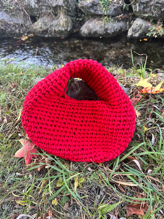 Sac ISULA rouge Cherry donut en crochet fait main - Machja Perla (vue de face)