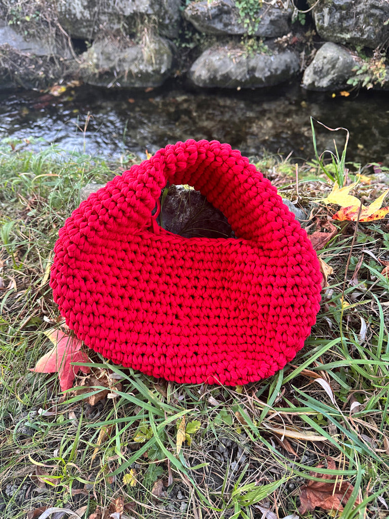 Sac ISULA rouge Cherry donut en crochet fait main - Machja Perla (vue de face)