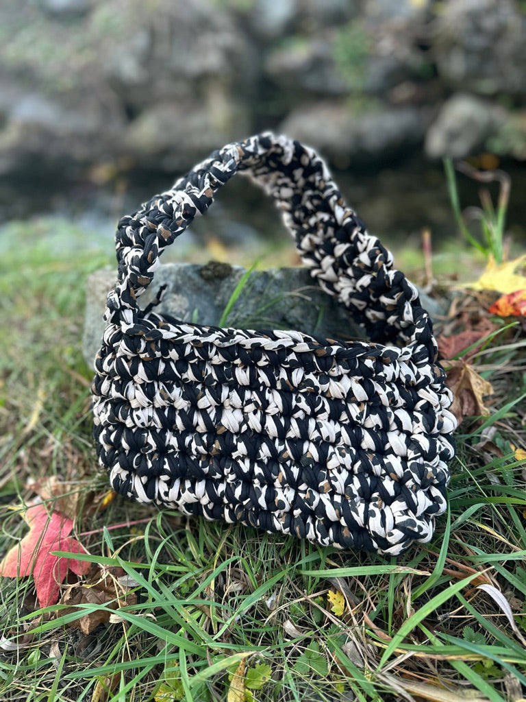 Sac SOLEA imprimé léopard Savage glow en crochet fait main - Machja Perla (gros plan sur le tissage crochet)