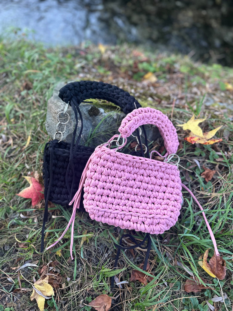 Sac SOLEA noir Black swan en crochet fait main - Machja Perla (porté en situation)