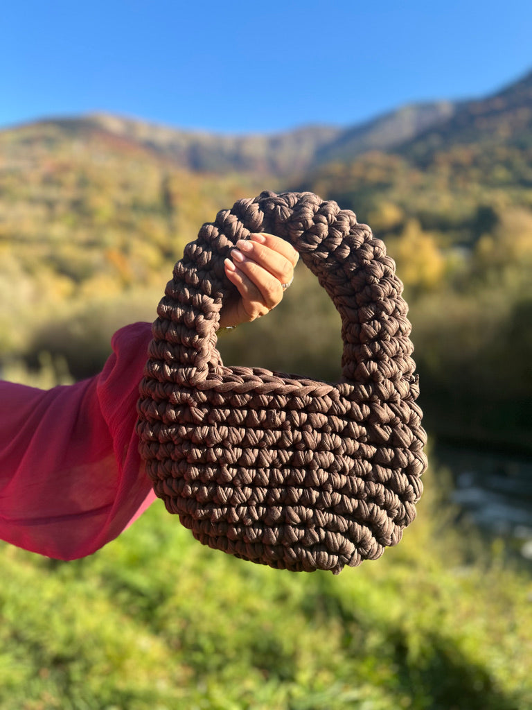 Sac ISULA chocolat Choco glow en crochet fait main - Machja Perla (gros plan sur le tissage crochet)