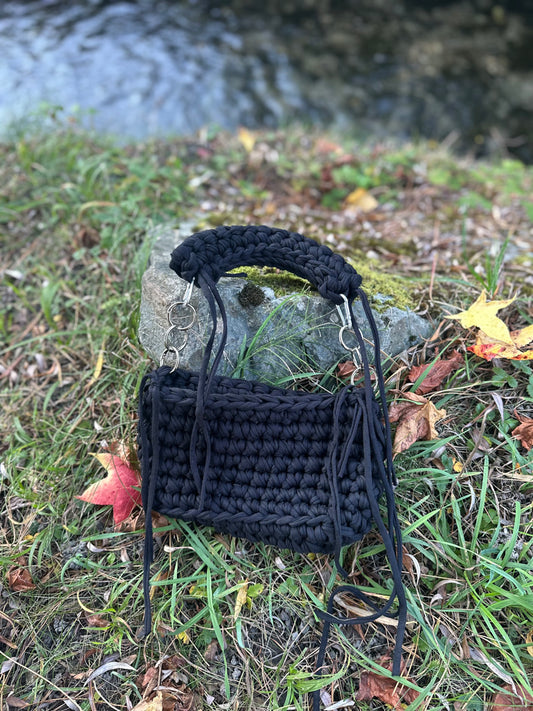 Sac SOLEA noir Black swan en crochet fait main - Machja Perla (vue de face)