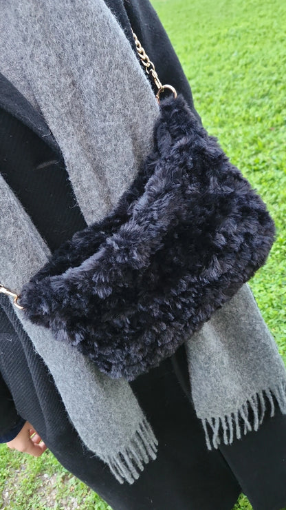 Sac SOLEA velours noir Velvet night en crochet fait main - Machja Perla (gros plan sur le tissage crochet)