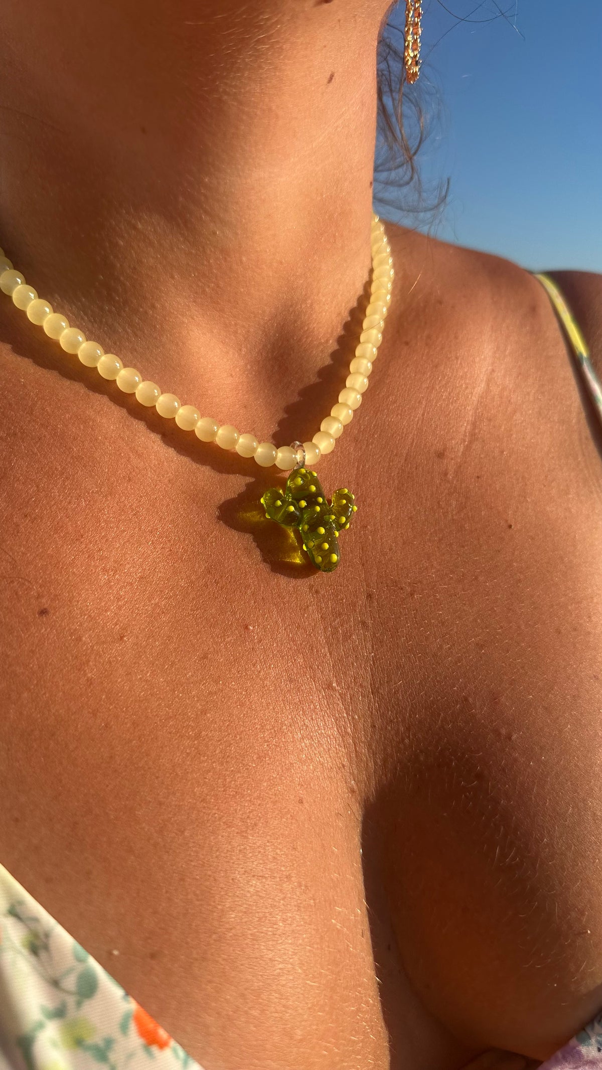 Collier La Piquante en crochet fait main - Machja Perla (porté en situation)
