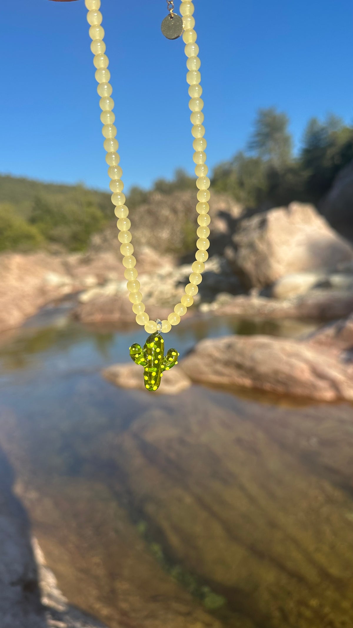 Collier La Piquante en crochet fait main - Machja Perla (vue de face)