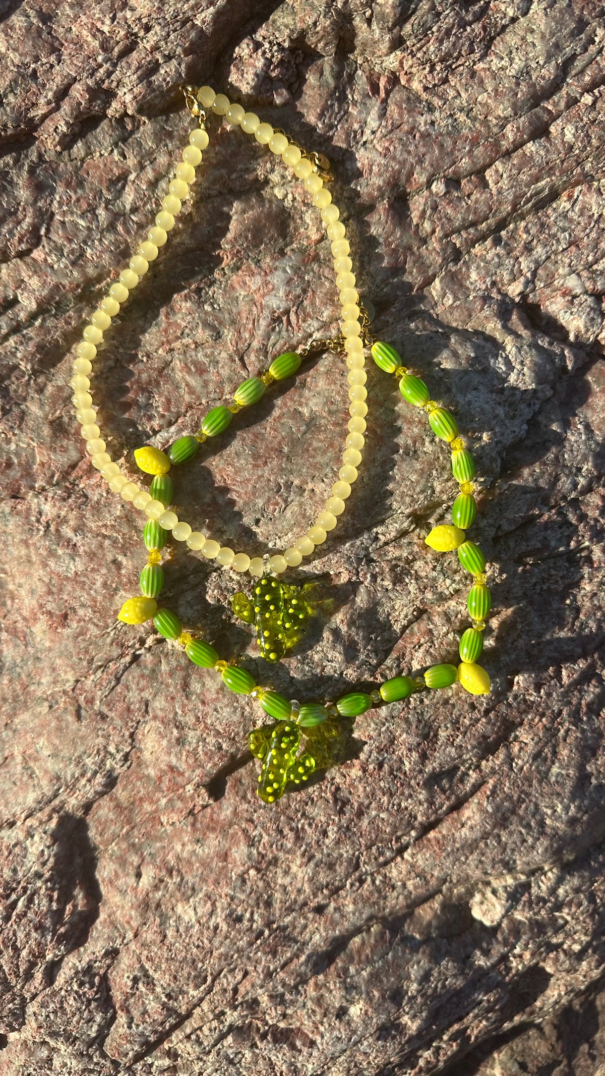 Collier La Piquante en crochet fait main - Machja Perla (gros plan sur le tissage crochet)