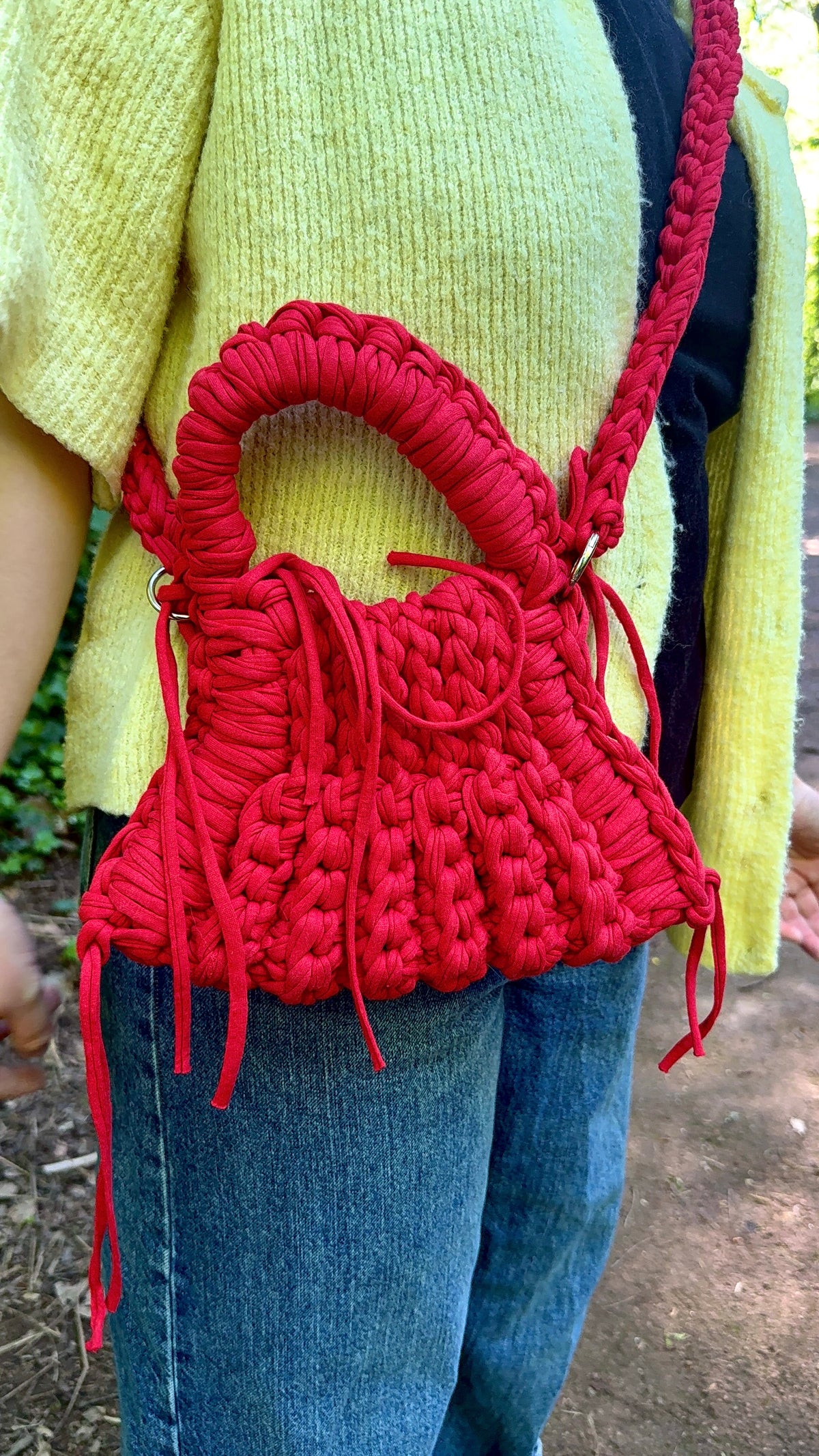 Sac LUNA rouge flamme Burning love en crochet fait main - Machja Perla (porté en situation)